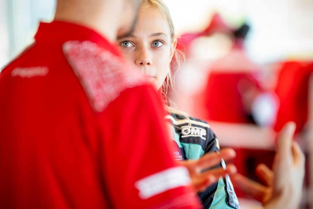 Udvalgt af selveste Ferrari: 14-årige Alba kæmpede sig gennem nåleøjet
(Foto: FIA Women In Motorsport)